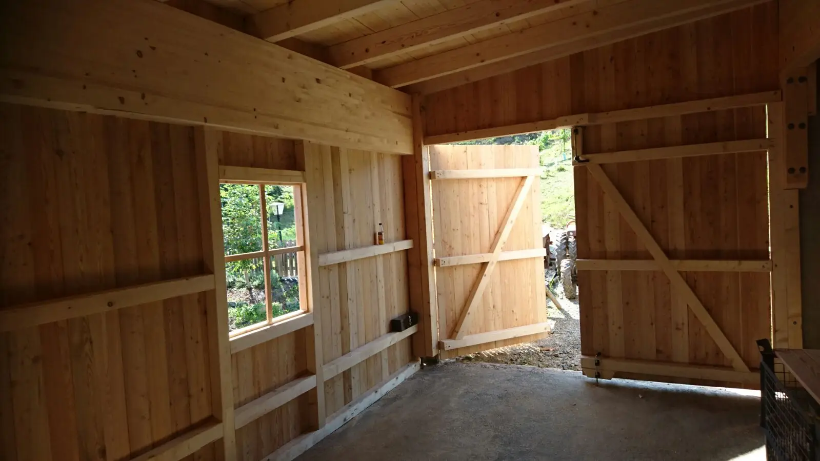 Wirtschaftsgebäude in Holzriegelbauweise mit sib. Lärchen Deckleistenschalung2